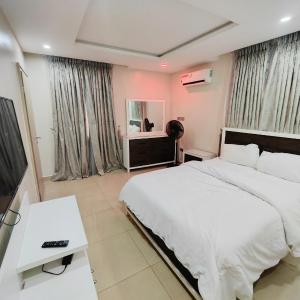 Royal 3 Bedroom Apartment with 24hrs Power Supply, Wifi, Security and Fully Equipped Kitchen