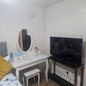 Edinburgh city centre one private bedroom in shared apartment with private bathroom with free car parking