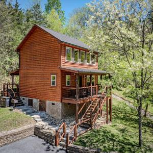 Cozy cabin in Pigeon Forge with Hot Tub