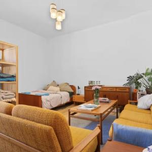 Bright, newly renovated 2-bed Neukölln Altbau flat with Balcony