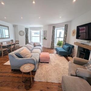 Beachfront flat -bright, spacious & private garden