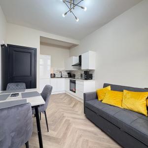 3BR Modernised Home Sleeps 8, Walking Distance to West End, Free Parking