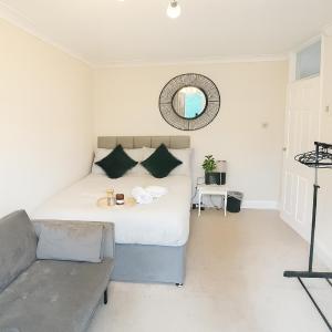 Modern 2-Bedroom London Base - 15 mins to Central London - Next to East Croydon Station - Sleeps 5
