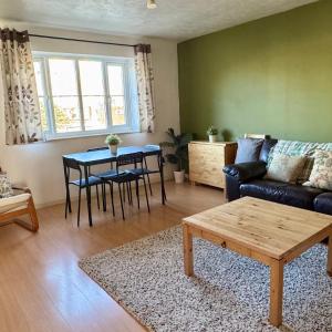 Stylish 2 Bed Home with parking