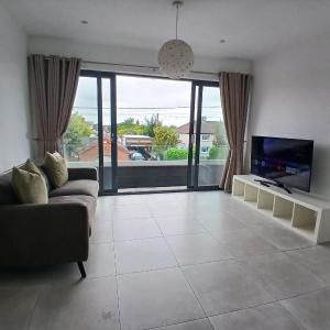 Newly Refurbed 2BD Wraparound Balcony 5km to City