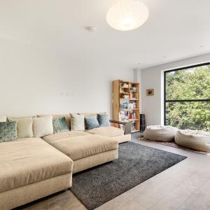 New! Modern 3BR Home near Clapham with Garden and Parking