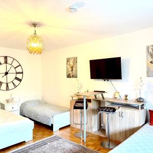 Welcome to Messe! Two-bedroom SmartApartment &Balcony