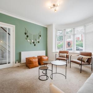 Hilton House - stylish 4-bed with parking