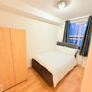 The settle Nest- Bright Semi Double room for 2ppl with shared bathroom-10 minutes to Aldgate East Station, close to central London,