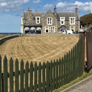House - Sleeps 10 - Parking - 5mins to Golf Course