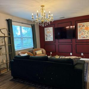 Gilded Magnolia Hideout, Sleeps8, Hot Tub, pet friendly