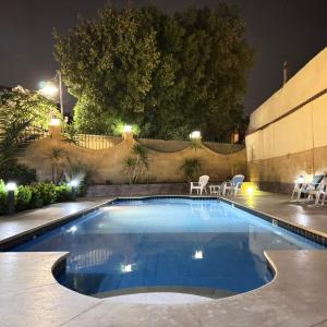فيلا فندقيه مع حمام سباحه وحديقه 0306-888-0106