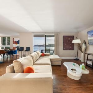 Azure Marina Luxe - Waterfront with Sunset Views
