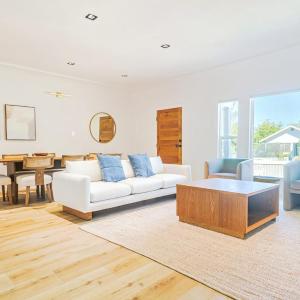 Stylish 5BR Urban Retreat in Central LA