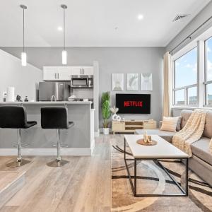Modern DT Stay, King Bed, Parking Available