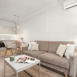 Golden Apartments - Luxury Stay for up to 10 Guests in Mennica Residence, Warsaw Center