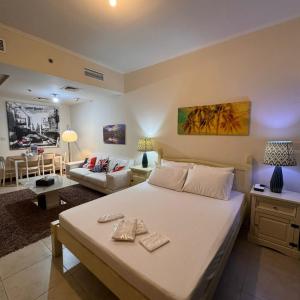 Click Stay - JLT - Entire Studio & Balcony Lakes view Apartment -AM