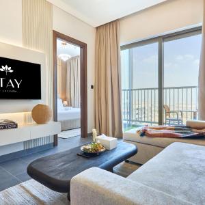 STAY BY LATINEM Luxury 1BR Plus Study Holiday Home CB 1013 Near Burj Khalifa