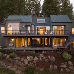 Big Sky Bend - Amazing Riverfront for 12