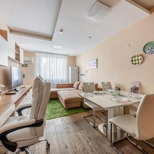 La Dolce Vita -Massage Shower Stay with AC, Balcony near the City Park