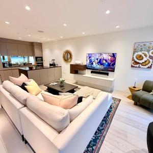 Central London Designer Home w Game Room and AC
