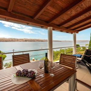 Nice Apartment In Karlobag With Wifi