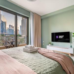 Modern Downtown Studio with Balcony & Parking