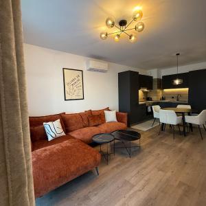 Modern 2 Bedroom - 2 Baths - Private Garage Free in Center