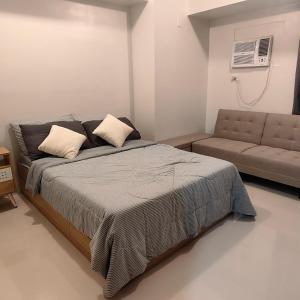 Big Studio with Pool & Gym Near Ayala & Landers