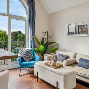 2 Bedroom Flat, Balcony, Parking, Near Castle - By Tempstay
