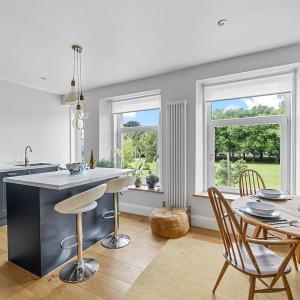 Arundel House - Parkview with free parking