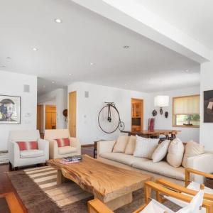 Elegant Three-Bedroom Canal-Front Home with Spacious Layout