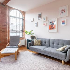 5 mins walk from centre, spacious city apt, open-plan