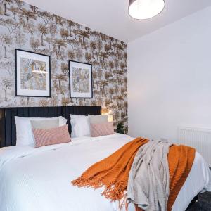 Spacious 4BR House, Sleeps 8, Parking, Full Kitchen, Ideal for Groups, family, contractors