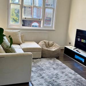 2-Bed Apartment - Sleeps 4 Pets Ok & Balcony