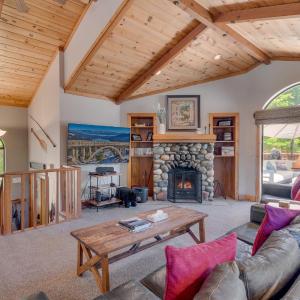 Modern 3BR Tahoe Cabin with Hot Tub