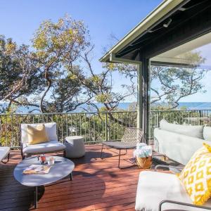 Great Views, Easy Walk To Beach and Bay In Bush Setting
