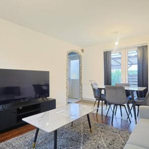 Manchester 3-Beds Sleeps 6 with On-site Parking