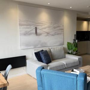 Modern City Centre Apartment with Balcony Plus Skyline Views