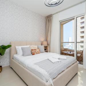 Breezy Studio at Lakeside Tower A