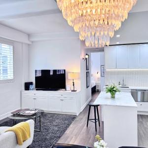Central Queen St Stylish Penthouse 1BR Gem