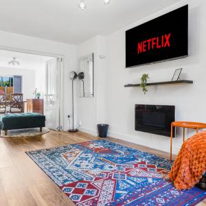 Autumn House - Spacious 4 Bedroom, Smart TVs all Rooms