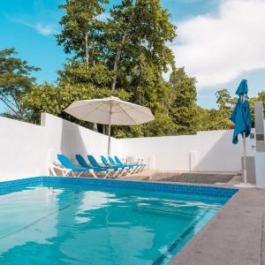 Secret Gems 1 Bedroom Apartment, Pool & Lounge Area