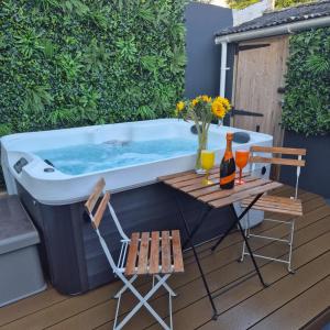 JUNGLE 4 SEATER HOT TUB, games room, near eateries, micro brewery, pubs, beauty salons and boutique shops, Argyle, free Netflix, in the heart of Plymouth - Dogs welcome - Hosted by Absolute Accommodation Plymouth