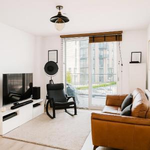 Modern city centre 2 bedroom apartment with large balcony
