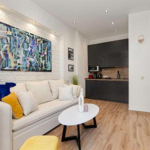 Courtyard Charm Modern, Central with Parking and Balcony
