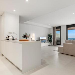 New Luxury Apt 2BR Sea Views Pool