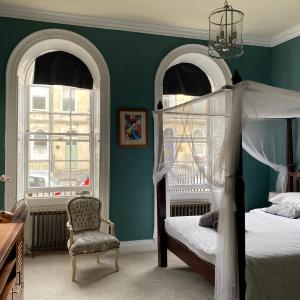 The Pickwick - 2 bedroom, 2 storey house with courtyard garden, just off Pulteney Street