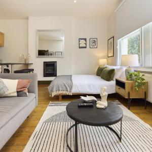 Bright North Kensington Studio with Terrace