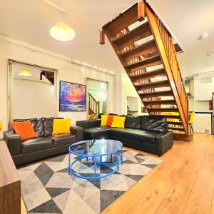 Duplex Home with 3 Bedrooms and Large Sofa-bed plus Back Patio, near Angel and King's Cross Station